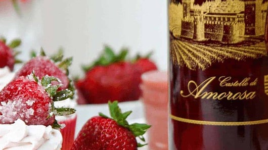 Wine with cupcakes and strawberries