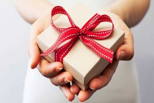 two hands holding christmas gift